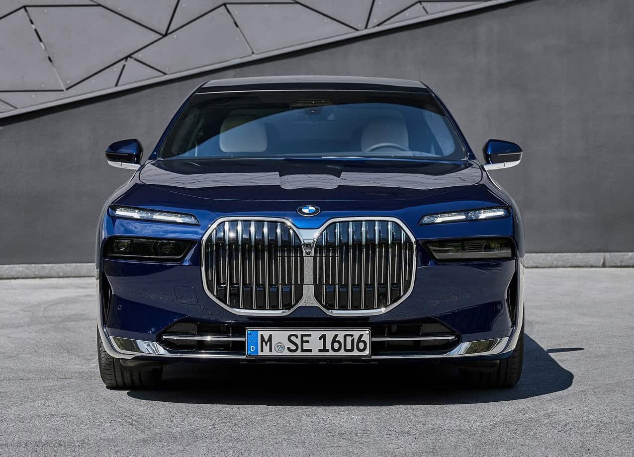 سيارة BMW جديدة